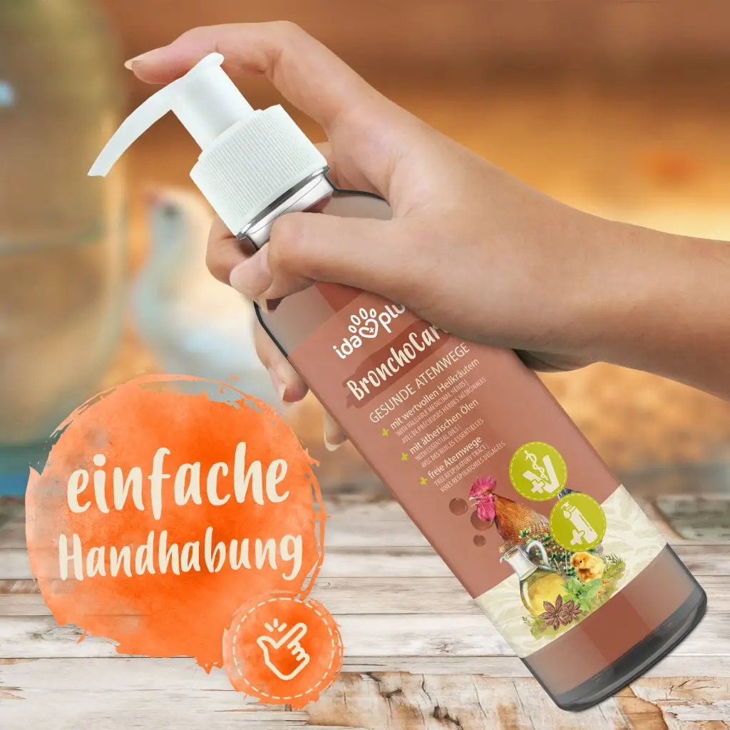 BronchoCare Produktfoto, Produkt wird in der Hand gehalten, Runder Button mit Text: einfache Handhabung