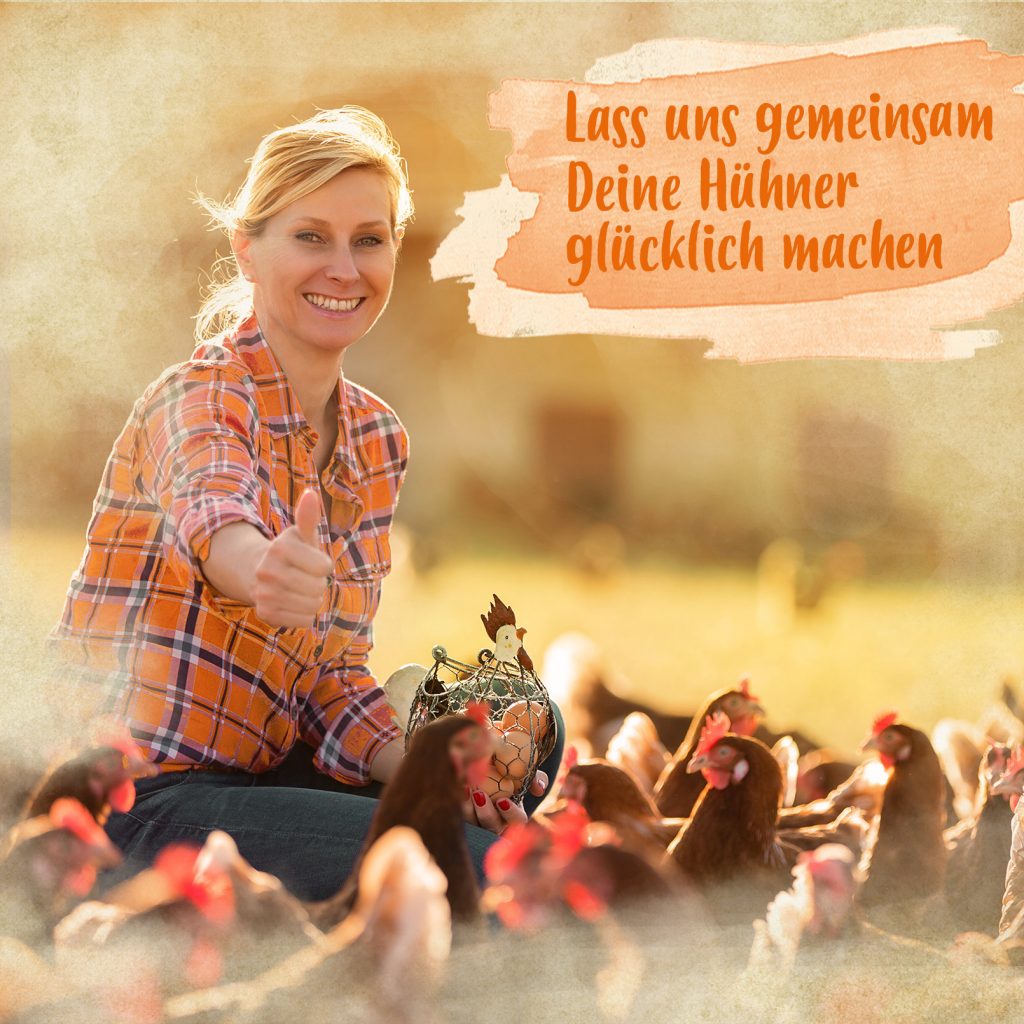 Frau mit Daumen hoch, lächelt Richtung Kamera, Sitzt in der Hocke viele Hühner um sie herum, Länglicher Brush mit Text: Lass uns gemeinsam Deine Hühner glücklich machen