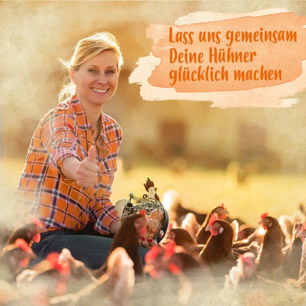 Frau mit Daumen hoch, lächelt Richtung Kamera, Sitzt in der Hocke viele Hühner um sie herum, Länglicher Brush mit Text: Lass uns gemeinsam Deine Hühner glücklich machen