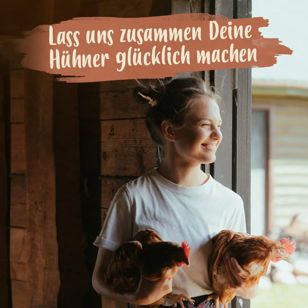 Lass uns zusammen Deine Hühner glücklich machen. Frau, die zwei Hühner in den Armen hält.
