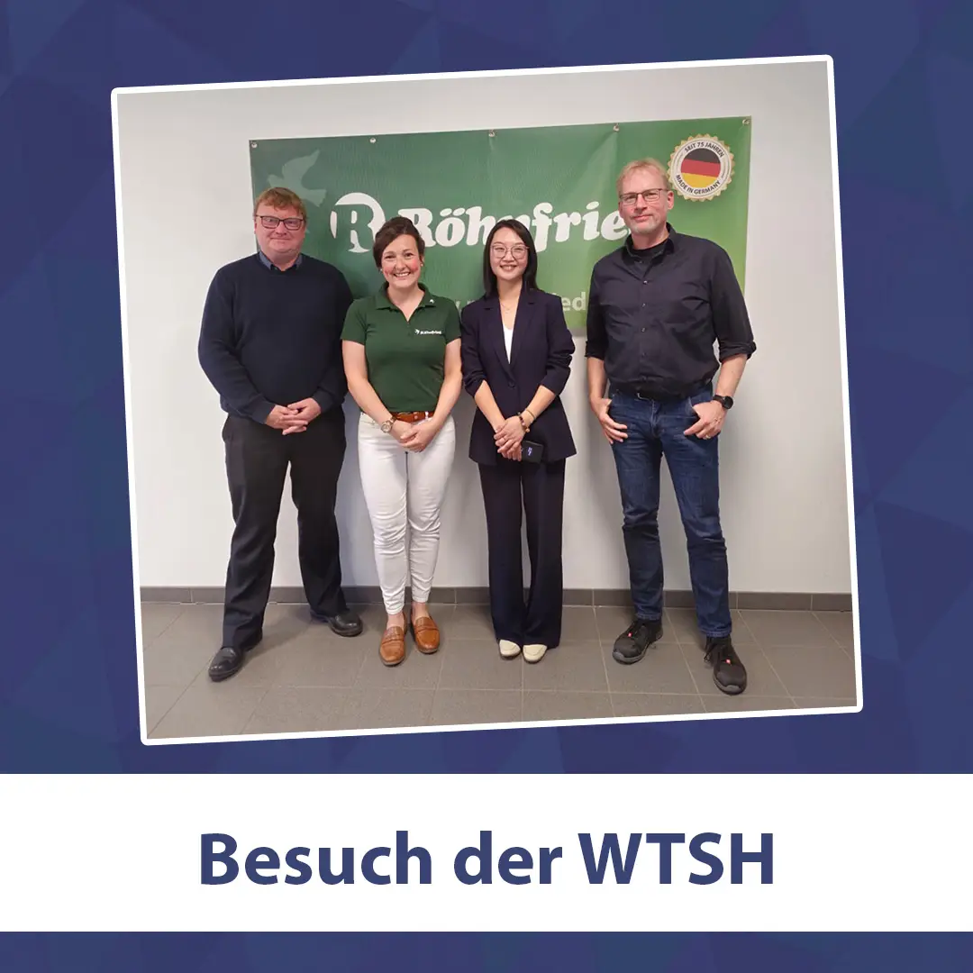vier Personen stehen vor einem Röhnfried Bannner. Von links nach rechts: Bernd Schlegel, Lara Gringel, Shanyu Li, Folker Wergin