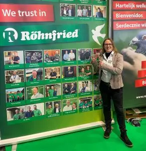 Marketing und Sales Leitung Petra Puffer vor dem RollUp des RF Teams