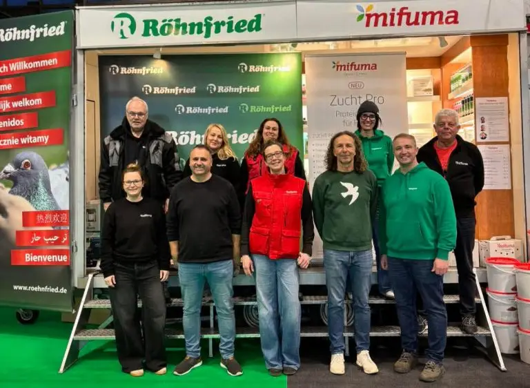 Das Röhnfried und Mifuma Team vor dem Messestand